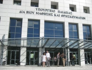 Υπ. Παιδείας: «Δεν συρρικνώνονται οι Δημοτικοί Παιδικοί Σταθμοί και δεν κινδυνεύουν θέσεις εργασίας»